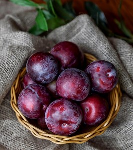 Plums During Pregnancy: 4 Key Benefits & Serving Tips