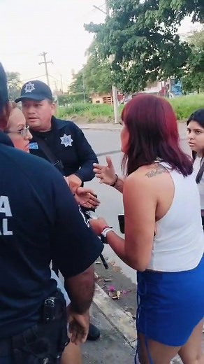 382K views · 2.3K reactions | Siguen los #Policías de #Cardenas con abuso de autoridad﫠沈 ya esto es una cosa fea #CardenasTab Gobierno de Cárdenas 2024 - 2027 | Nayeli Velázquez | Facebook