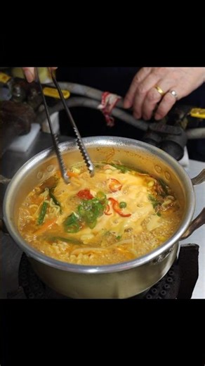 강북에서 라면 제일 맛있게 끓인다는 28년 라면집 이모 Korean street food