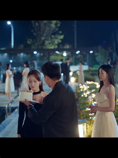 💞Cinderella who was bullied four years ago became a female president and returned only to take revenge on those who bullied her 📺Drama：Beneath the Contract 😍Welcome to my channel!🙌 #她独美 #BeneaththeContract | C-drama Planet