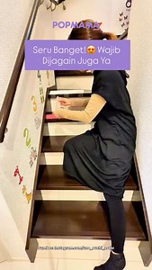 Mama kreatif 😍 bikin perosotan dari kardus yang disusun di tangga.....seru, kreatif, dan pastinya bikin si kecil senyum-senyum sepanjang hari. Kadang, kebahagiaan itu nggak harus beli mahal ya Ma, yang penting ide & kebersamaan 💛 | Popmama.com