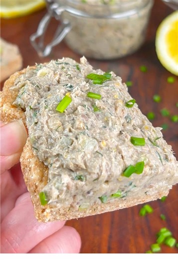 Quick Sardine Cream: NO COOKING, NO EGGS ✨ . Tired of classic appetizers? Discover my sardine cream, prepared in a flash and without any cooking! 🐟 Perfect for Easter. And to go with it, I'll show you how I make my quick homemade pan bread with spelt flour. It's soft, it's quick, and it's pure bliss to share! ✨ Enjoy! . ✨Find the step-by-step recipe on my YouTube channel! 🎬 Link in my bio and stories 🔗 . #Bread #Sardines