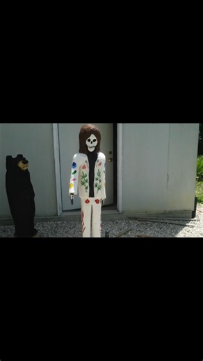 A big salute to my friend Rob McNurlin on his ultra cool Gram Parsons art piece. Rob is the Picasso of chainsaw art. He’s also a good singer, picker, hillbilly fashion hound and all around great guy. If you want to see Rob's art piece, it is on display at @wickedolliesvintage at the old Ernest Tubb record store on Music Valley Drive in Nashville. | Marty Stuart