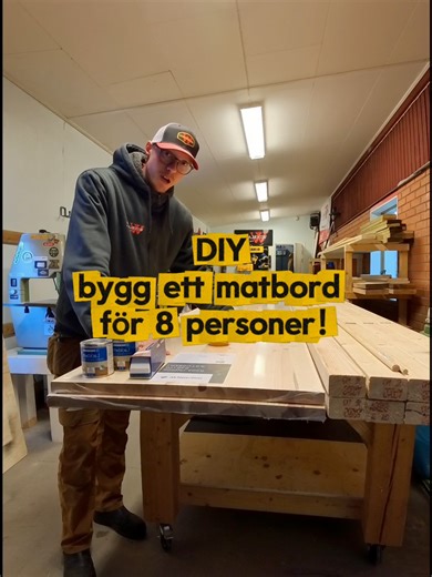 Bygg ett eget köksbord 🪚 Behöver ni mer plats vid matbordet? Bygg ett eget bord, i precis rätt storlek! 🤩 Här visar @snickarnikke hur man kan bygga ett massivt köksbord med bara några reglar, bänkskivor och rundstav 👌 Resultatet ser riktigt proffsigt ut! ✨ #jemfixsverige #hemmabygg #matbord #byggeget #diy #byggmatbord #byggamatbord #hemmafix #köksbord #massivtköksbord #träbord