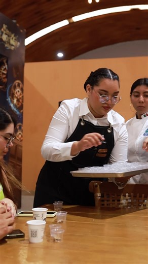¡Llevamos el sabor de #CaféLaCabaña al 14 festival del chocolate! 🍫☕️✨ Con una cata de café especial, compartimos la calidad, el proceso y la pasión que ponemos en cada taza en el primer día del festival. Fue un placer ser parte del arranque del Festival del Chocolate Tabasco ¡El match perfecto entre sabor y tradición! 🤩 #CafeLaCabaña #CafeEnVillahermosa #CafeParaLlevar #Foodie #CoffeeTime #DisfrutaElMomento | Café La Cabaña