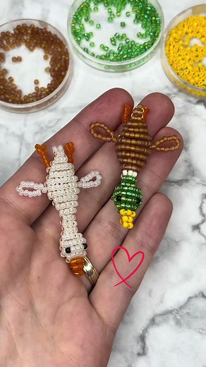 Die kleine Gans hat eine Freund bekommen🥰. Wie sollen die beiden heißen? Für die Perlen Ente brauchst du 100cm Draht und Saatperlen ❤️ #duck #beadwork #beading #beadtok #beadingtutorial