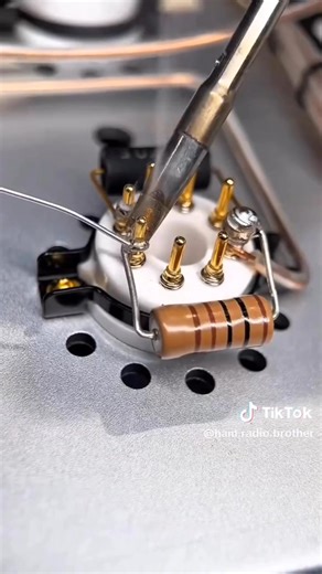 Wester Efeatric 212 The legendary audio and radio frequency valve. The Western Electric 212E is one of the most iconic directly heated transmission valves ever produced. With more than 13 inches in height (33 cm), this triode is designed for professional applications in broadcast, radio frequency and high-end valve systems. Vídeo of: https://www.tiktok.com/@ham.radio.brother?_r=1&_t=ZS-939kc2hHYCl #HamRadio #AmateurRadio #vacuumtube #eletronic #py6cj | PY6CJ - João Grisi Online