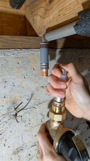 Installing a PRV and ball valve 💦 Water pressure was around 100 PSI with no pressure reducing valve in sight. Removing the 35 year old gate valve and installing a new PRV using PEX pipe and adapting to the existing polybutylene #diy #asmr #plumbingrepair #foryou #plomero #handyman | The Plumberlorian