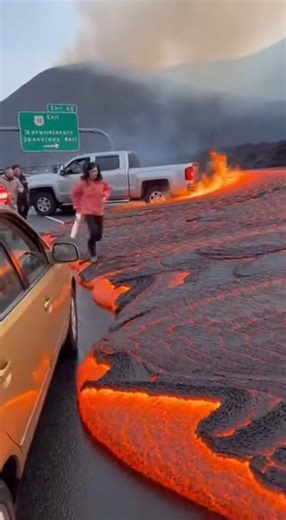 Volcano Ruptures, Sends Pedestrians Running as Lava Floods City Streets Grindavík — December 21, 2025 Terrifying footage captures the moment a volcanic fissure ruptures near an urban area, forcing pedestrians to sprint for safety as lava pours into streets and engulfs buildings within minutes. The video shows glowing rivers of molten rock cutting across roadways as alarms sound and people flee through smoke-filled streets. Flames ignite vehicles and infrastructure while lava advances relentlessl