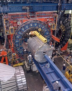 Fermilab experiment discovers a heavy relative of the neutron