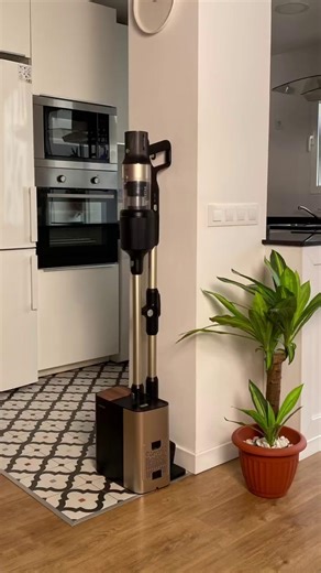 🌀🐾 ¡Conoce la fuerza imparable de la Conga Rockstar 5500 Hurricane Station Pet Flex! Este aspirador vertical es tu nuevo aliado contra el polvo, con su base de autovaciado y 220 AW de pura potencia 💪🏻✨ 🤩👌🏻Tubo flexible y ciclón paralelo 🌿🔋Hasta 90 minutos de autonomía en modo Eco 🐶🐱 El cepillo HairLess Brush es tu mejor amigo contra los enredos, y su accesorio para mascotas hace que el pelo desaparezca ¿Listo para una limpieza sin complicaciones? 🚀 ¡Consigue el tuyo y despídete de la