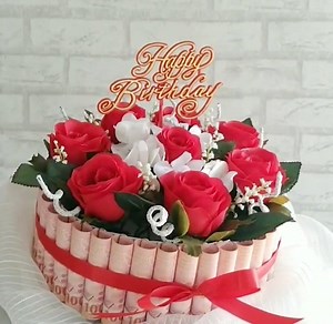 I mean who wouldn't want this money cake as a gift! | MetDaan DIY