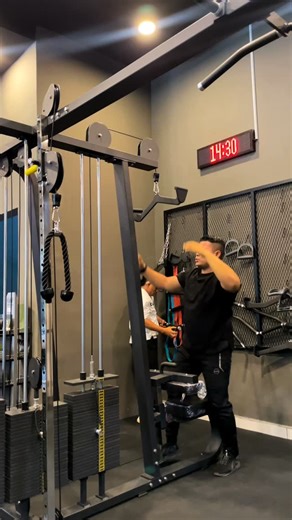 Couch Roganda on Instagram: "Pull down exercises #gym #reels #workout #workoutroutines #jangkauansemuaorang"