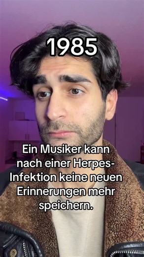 Az on Instagram: "1985 erkrankte der britische Musiker Clive Wearing an einer Herpes-simplex-Enzephalitis , einer Virusinfektion, die sein zentrales Nervensystem schwer beschädigte, insbesondere den Hippocampus, das Zentrum des Gedächtnisses. Durch diesen Schaden verlor er die Fähigkeit, neue Erinnerungen dauerhaft zu speichern (anterograde Amnesie), bereits nach wenigen Sekunden (7–30 Sekunden) sind neue Eindrücke unwiderruflich gelöscht. Gleichzeitig gingen große Teile seiner persönlichen Verg