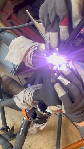 Wreck part 4 In this video, we show how my electric bike, damaged in an accident, is expertly fixed by my friend Elias. @endless.bikes The repair process is complex, involving careful use of heat and precise metal work. Elias uses his deep skills and experience to make the bike as good as new. Watch how dedication and expertise transform a damaged bike into a ride ready to hit the road again. Don’t forget to hit follow for more content like this... @bike.muenchen cargo bikes | custom bikes | kid