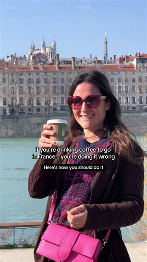 Of course, you can take coffee to go in France. 🇫🇷 Most bakeries and cafés will absolutely sell you a takeaway coffee. But traditionally, that’s not really how coffee is enjoyed here. 🙈 In France, coffee is usually a small pause in the day. People sit on a terrace, order a coffee, and take a moment to slow down. For a long time, that coffee was almost always an espresso. But things are changing. With younger generations and the rise of specialty coffee shops, cappuccinos, lattes and other mil