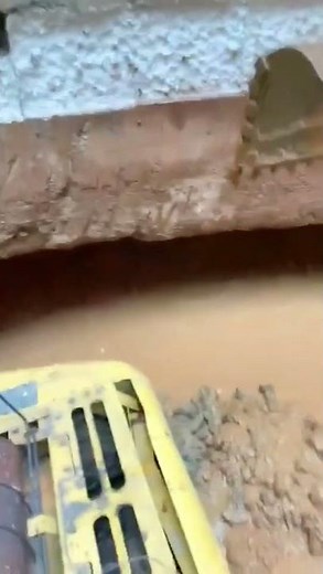 🚨 DRAMATIC EXCAVATOR FALL! Ground Collapse Sends Machine Into Pit