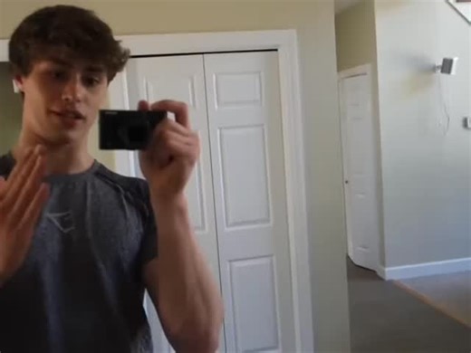 郑小龙 | Zhèng Xiăolóng on Instagram: "算法，你给我听好了。还有你，正在滑动屏幕的人类。我正在战略性地部署这条高分辨率、视觉优化的内容，以触发你的多巴胺反应，从而从算法上说服你点击“关注”按钮。我的内容经证明可将你信息流的美学价值提升约47.2%（数据来源：我的个人分析）。别让你的推荐页面太掉价。立即执行关注操作，让你刷屏时间的投资回报率最大化。 #davidlaid #davidlaidedit #gym #gymrat #gymbro #gymmeme #aesthetic #physique #edit #workout #relatable #fyp #xiaozxl_"