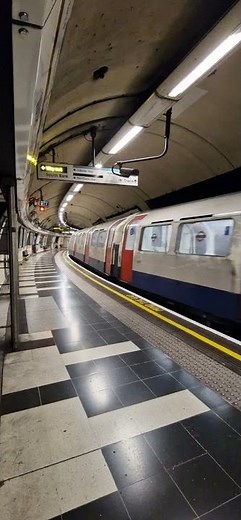 Bakerloo Line Approaching Waterloo Platform 4 #bakerlooline