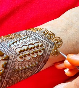 Simple Mehndi Design For Back Hand | Round Shape Mehndi Design | Easy Mehndi #weddingspecialmehndi #bridapmehndidesign #gorgeousmehndidesign #bloomingideas #fullhandmehndidesign #beautifulmehndidesign #mehndidesignforhand #simpleandeasymehndi #mehndidesigns #mehndivideos #mehndiphotos #mehndiimages #mehndiforbeginners | Blooming ideas