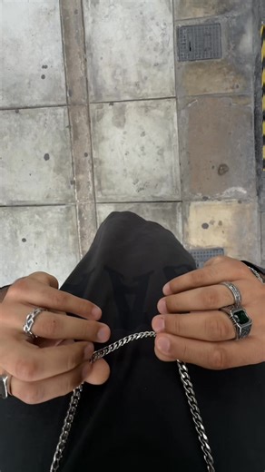 No necesitas más. Solo algo que encaje con quién eres y cómo quieres verte. Un gesto simple que eleva todo tu look. | Men's Fashion Box