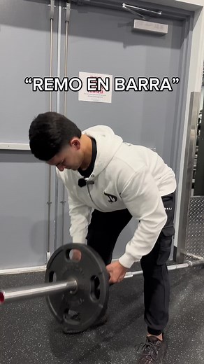 REMO EN BARRA DE PIE El remo con mancuernas apoyando el pecho en banco inclinado brinda mayor estabilidad y aísla mejor los músculos de la espalda, reduciendo la tensión en la zona lumbar, en comparación con el remo de pie con barra y agarre en V. #juanwagner
