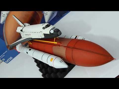 Space Shuttle Discovery & Booster Rocket 1:144 scale model