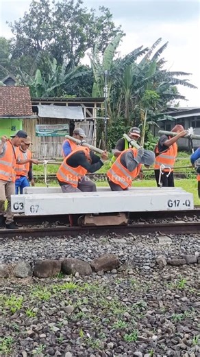 18K views · 126 reactions | Moving concrete rail sleepers onto a push trolley. #railway #railroad #railfans #train #trainspotting #trainphotography #amtrak #trainlovers #eurostar #tgv | Bayu Santoso | Facebook