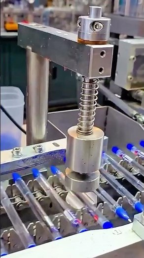 Automatic machine assembling ballpoint pens