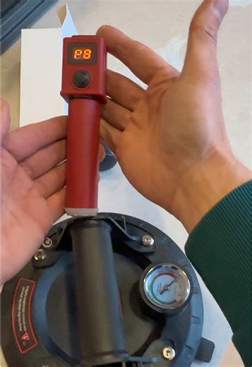 🇬🇧🇫🇷🇩🇪 👇🏼✅ SENDI AV PISTON — automatic electric piston for tile vacuum suction cups. • Voltage: 3.7 V • Power: 3.5 W • Battery: 900 mAh (> 8 h runtime) • Digital display shows vacuum level & battery status • Piston diameter: 28 mm, Working length: 100 mm • USB-C rechargeable — activates pump automatically for stable vacuum suction 👌 —————————————🇫🇷 SENDI AV PISTON — piston électrique automatique pour ventouses de vide. • Tension : 3,7 V • Puissance : 3,5 W • Batterie : 900 mAh (> 8 h 