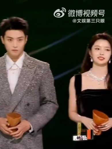 Xu Ruohan Wins 'Potential TV Actor of the Year' Award at Tencent Video All Star Night