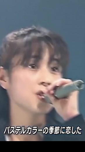 ZARD 透き通った歌声と飾り気のない顔立ち、メディア出演が少ないことによるミステリアスな存在感で、平成初期を代表する女性シンガーとして活躍。 何といっても彼女の美しさは薄化粧によるナチュラルな美貌でしょう。坂井さんにしかない魅力の1つと言えそうです。 スポットライトを浴びる舞台にすっぴんに近いメイクで現れて、しっかり様になっているのですから、やっぱりすごいですよね！ 年齢を重ねても薄化粧によるナチュラルなスタイルを貫いていた坂井さん、上下の黒いスーツを着た立ち姿もカッコいい！！ 今でも彼女の作品は“永遠のスタンダード・ナンバー”として多くの人々に聴き、歌い継がれています。 #ZARD #坂井泉水 #負けないで #揺れるおもい