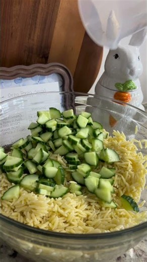 Easy delicious orzo pasta salad! Perfect side for all your summer BBQs! #pastasaladrecipe