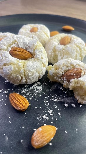 Mutaz sami on Instagram‎: "كوكيز أيطالي بطحين اللوز Italian almonds cookies(amaretti biscotti) Gluten free cookies خالي من الجلوتين @chef.1.mutaz #االطعم_يسولف #chef1mutaz_اكلات ❤️❤️ المقادير 🇮🇶 ٢٠٠ غ طحين لوز (كوبين) ٢ بياض بيض ١٢٠ غ (كوب) رشة ملح ١ ملعقة شاي فانيليا ١/٢ برش قشرة الليمون ١ ملعقة شاي مستخلص اللوز Ingredients 🇬🇧 200 g almond flour (two cups) 2 egg whites 120 g (cup) A pinch of salt 1 teaspoon vanilla 1/2 lemon zest 1 teaspoon almond extract In the oven 175 15 minutes Ingredie