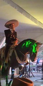 "El jinete" con su amigo y servidor Lorenzo Negrete (a caballo, literalmente). En algún lugar de nuestro México lindo y querido. 🇲🇽#YoSoyMexicano, #SiSeñor! | Lorenzo Negrete