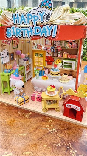 Tiny Toys Diaries | Look at this Puremind Snoopy Birthday Party Craft Kit! 🎉 From the iconic red doghouse to the tiniest details in the clock, calendar,... | Instagram