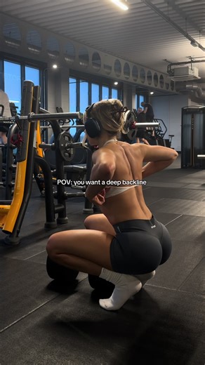 Good mornings for a deep backline ✨ & the glutes ofc @DFYNE dc: BETH #backday #gymtips #gymprogress