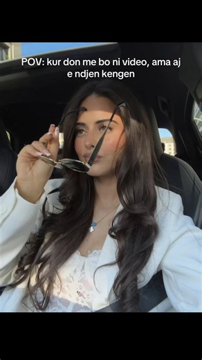 Dreckige Brille beim Filmen: Ein albanisches Paar