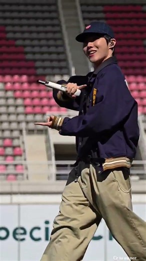 Jhope waist peeking 🔥😭