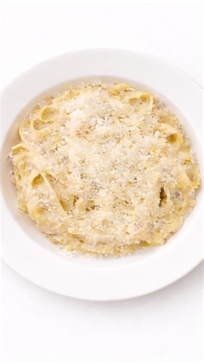 ‎רז יהב | יוצר תוכן קולינרי‎ on Instagram‎: "פסטה קוטג’ טונה מפוצצת חלבון בסיר אחד מצרכים: חבילת פסטה שאוהבים (500 גרם) 4 גביעי קוטג’ 5% (קילו) 150 גרם גבינה צהובה 9% חתוכה לקוביות 3 פחיות טונה במים מסוננות (כ330 גרם) בצל סגול חתוך דק 4 שיני שום כתושות 1.5 כפיות מלח 1/2 כפית פלפל שחור 1/2 כפית צ׳ילי גרוס נוזלים: 2-3 כוסות מים אופציונלי: 100 גרם שמנת לבישול (להוסיף לקראת סוף הבישול) אופן הכנה: מניחים את הפסטה בסיר רחב. מוסיפים את גביעי הקוטג׳, הטונה, הבצל הסגול ומפזרים מעל גם את הגבינה הצהובה. מו