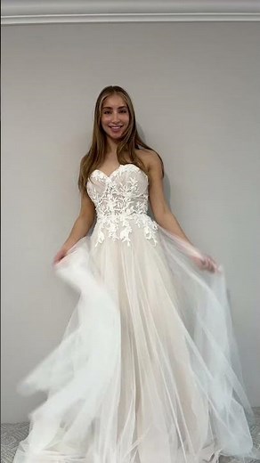 This strapless dress is stunning 😍 💕