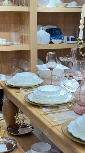 Eleganță la fiecare masă 🍽️ Descoperă setul de veselă Fine Pearl Extra Shell — creat din porțelan fin cu praf de perle naturale, pentru un luciu delicat și o rezistență excepțională. Un set complet pentru 12 persoane, care transformă orice cină într-un moment rafinat. ✨ 📍Disponibil în magazinul Karaca Moldova Str. Ion Nistor 2 | Karaca Home Moldova