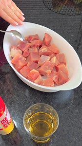 ROJÕES UMA RECEITA PORTUGUESA👇 GOSTOU DEIXE SEU COMENTÁRIO , LIKE E COMPARTILHE ❤️🙏 AQUI FIZ UMA RECEITA PEQUENA MAS PODE AUMENTAR A QUANTIDADE DE CARNE. 700 gramas de carne de porco picada ( aqui já compro picada e com nome de rojoes, mas é parte do pernil do porco ou lombo se gostar de menos gordura). Sal, pimenta,paparica defumada, alho em pó a gosto ( coloquei mais ou menos 1 colher de chá de cada. 100ml se vinho branco. 6 batatas médias( USEI a de casca rosa é mais sequinha) | Maravilhas 