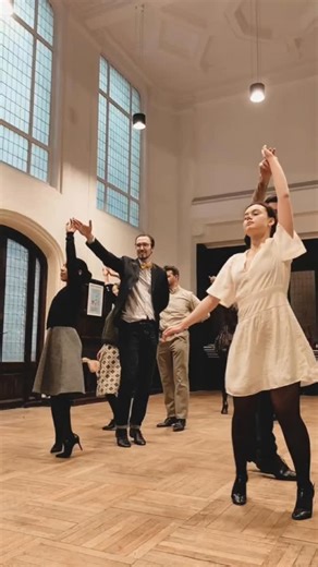 La Maison de la Valse on Instagram: "Dans les coulisses de la Formation des Grands Bals... FR | Voici la nouvelle chorégraphie, telle qu'elle a été répétée à notre dernière répétition : une création Charles de Lauzun pour ouvrir un Bal sur le thème de l'Ecosse... Pour des raisons budgétaires, les organisateurs du bal en question n'ont pas souhaité maintenir la commande. Mais ce n'est pas grave : reste l'amour de l'art. Alors, on a besoin de votre avis ! Est-ce que vous aimez la valse écossaise, 