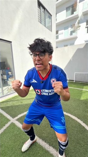 The player who doesn't have the complete uniform 🙄