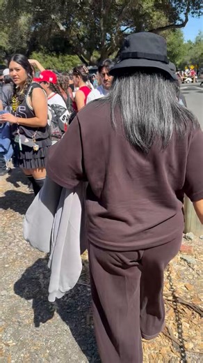 This amazing ARMY in Stanford, CA took charge when no one knew where to queue up and no staff were anywhere to be found to direct the crowd. It was pretty hot out and growing a bit chaotic, but she restored order and created a zigzag queue outside Gate 5. #BTS_ARİRANG #BTS