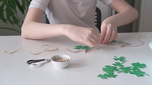 Diy Stpatricks Day Decor Hands Make 库存影片视频（100% 免版税）1068600329 | Shutterstock