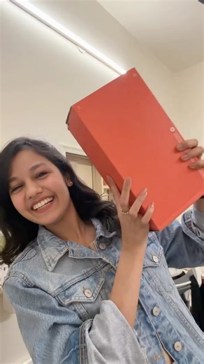 Priya Dhapa on Instagram: "2019 me sochti thi ki mujhe @converse.india k shoes chahiye orr 2025 me Finallyyyyyyy🥹💗 [shoes, Converse, Unboxing, Reel, Instagram] #converse #instagram #reels"