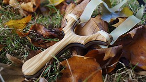 GIVEAWAY - Edelschleuder 2.0 ! So kannst du gewinnen: 1. Like diese Seite "Slingshot-Germany" 2. Teile diesen Beitrag Du hast die Chance auf die Slingshot/Steinschleuder aus dem Video (inkl. Bandset) zu gewinnen. ____________________________________ www.Slingshot-Germany.com * Wer bereits die Seite gelikt hat, führt den 2. Schritt durch und ist dabei * Alle Teilnehmer bis zum 28.10.16 werden berücksichtigt ! - Das Team von SG behält es sich vor, einen glücklichen Gewinner auszuwählen. * Der Gewi