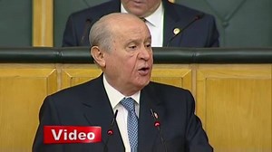 292K views · 5.1K shares | Bahçeli CHP'yi bombaladı: "HDP'nin aparatı, PKK'nın SIM kartı, ahmak, çıfıt, kurna-zurna..." MHP Lideri Devlet Bahçeli, grup toplantısında CHP'ye "Söz biliyorsanız söyleyin inansınlar; bilmiyorsanız susun da alayınızı adam sansınlar" sözleriyle yüklendi... | Türkiye Gazetesi | Facebook